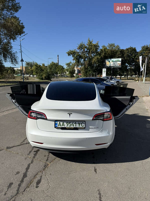 Седан Tesla Model 3 2019 в Киеве