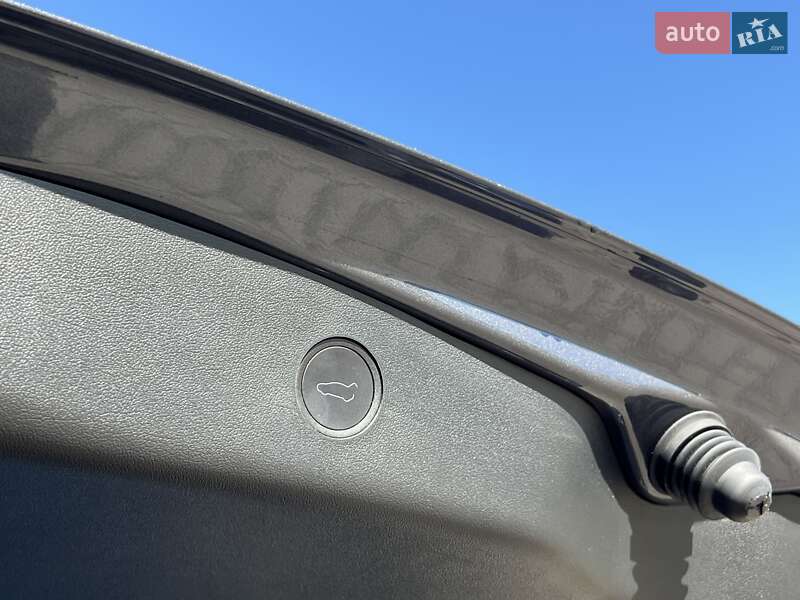 Седан Tesla Model 3 2023 в Львові