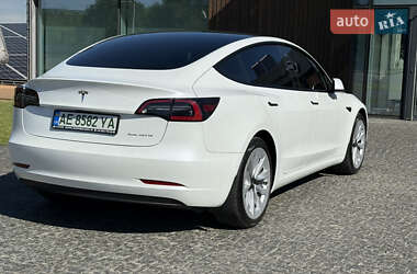 Седан Tesla Model 3 2022 в 