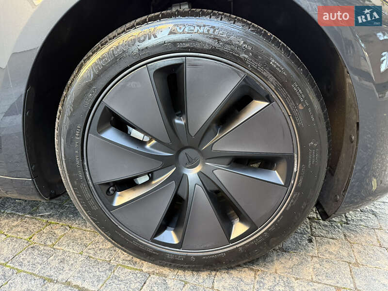 Седан Tesla Model 3 2024 в Львові