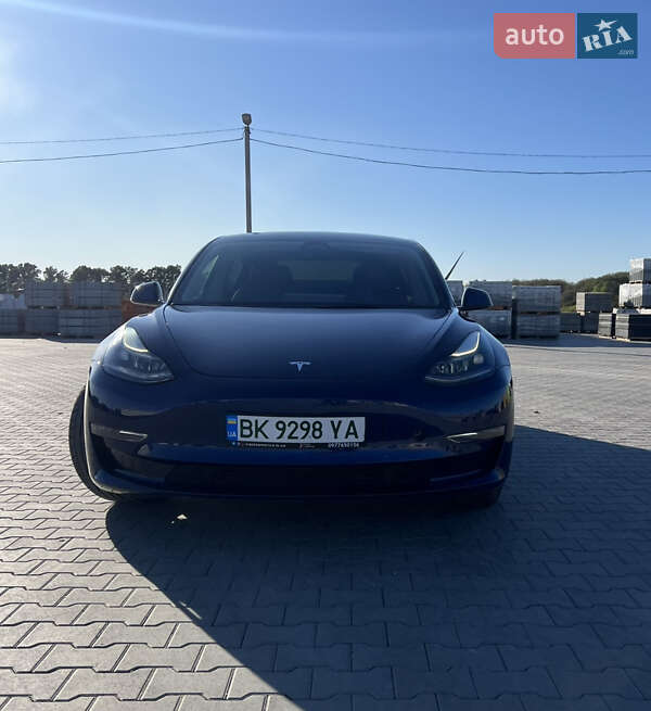 Седан Tesla Model 3 2022 в Ровно