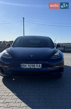 Седан Tesla Model 3 2022 в 