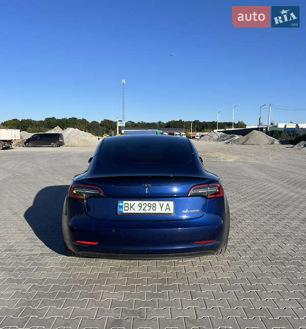 Седан Tesla Model 3 2022 в Ровно