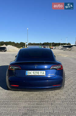 Седан Tesla Model 3 2022 в 