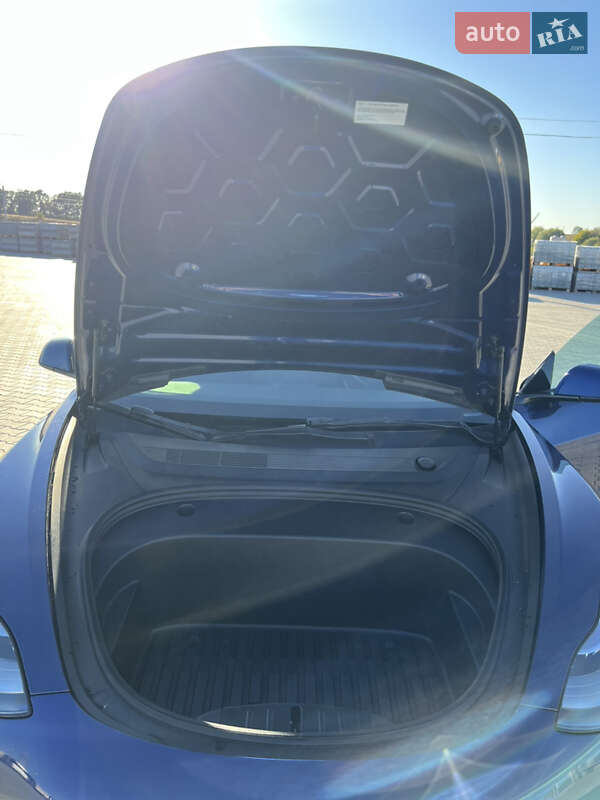 Седан Tesla Model 3 2022 в Ровно