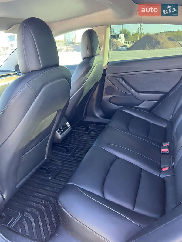 Седан Tesla Model 3 2022 в Ровно