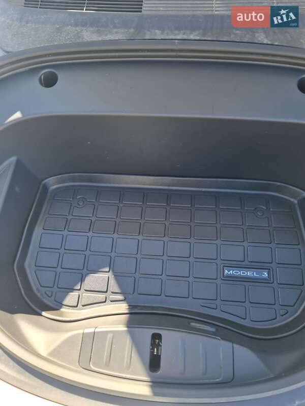 Седан Tesla Model 3 2023 в Луцьку