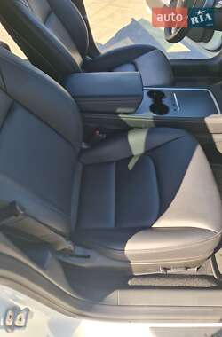 Седан Tesla Model 3 2023 в 