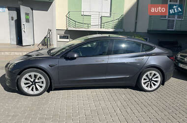 Седан Tesla Model 3 2022 в 
