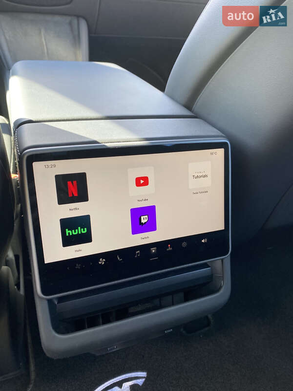 Седан Tesla Model 3 2024 в Києві