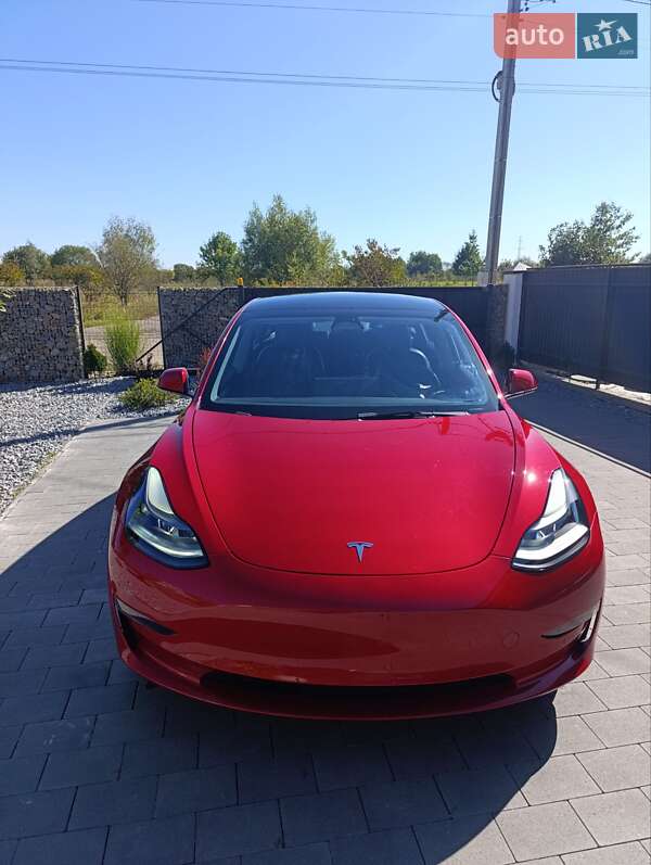 Седан Tesla Model 3 2022 в Стрию