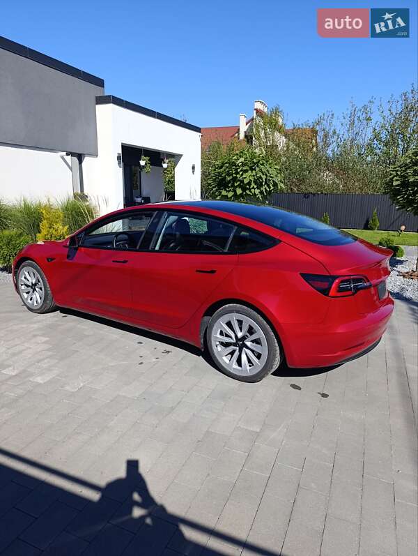 Седан Tesla Model 3 2022 в Стрию