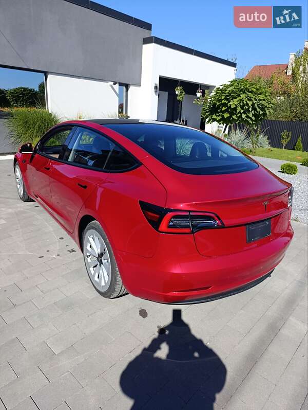Седан Tesla Model 3 2022 в Стрию