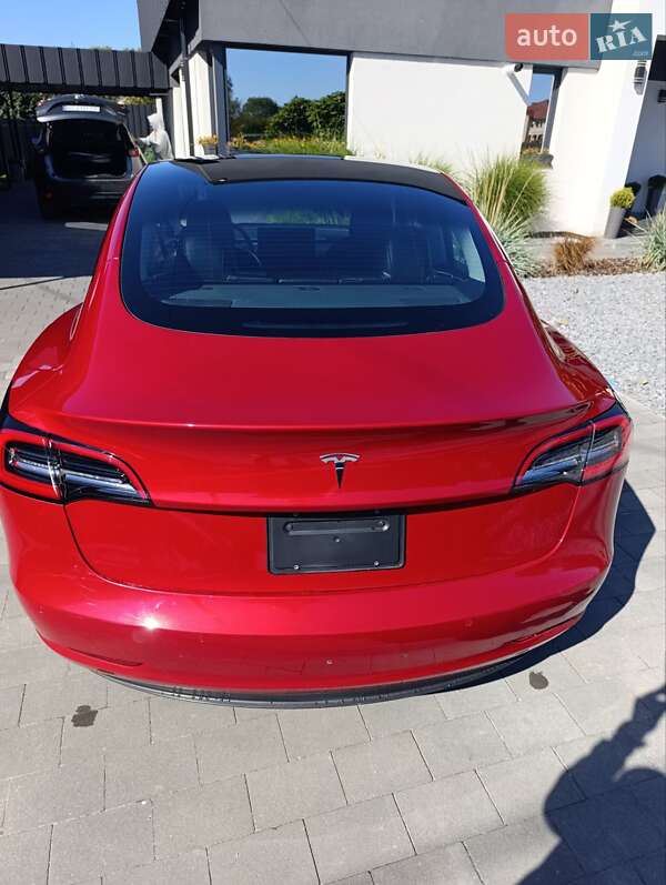 Седан Tesla Model 3 2022 в Стрию