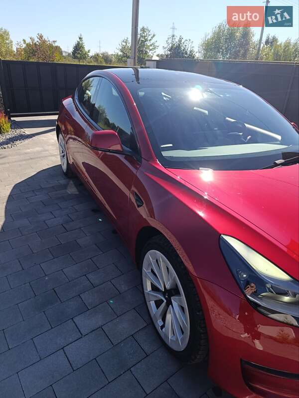 Седан Tesla Model 3 2022 в Стрию