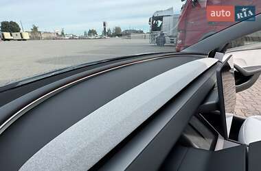 Седан Tesla Model 3 2024 в 