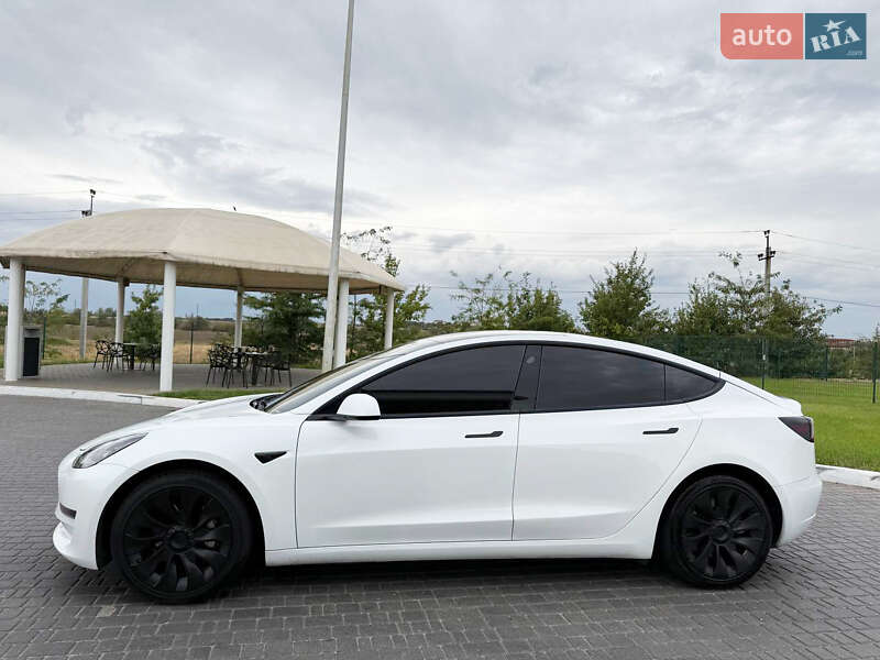 Седан Tesla Model 3 2022 в 