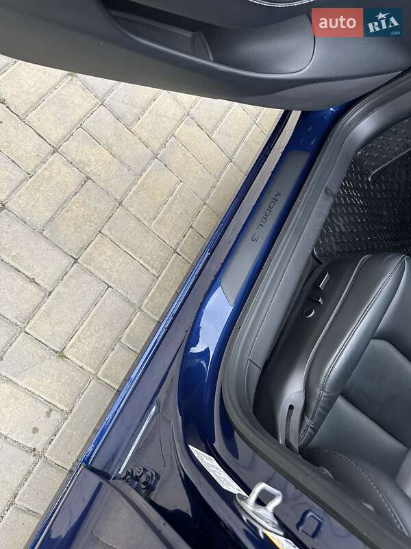 Седан Tesla Model 3 2023 в Сумах