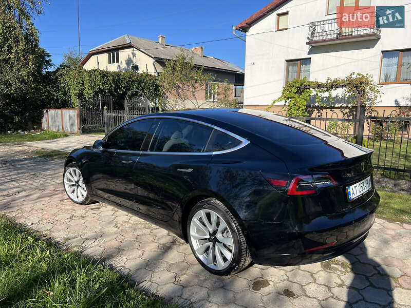 Седан Tesla Model 3 2018 в Долині