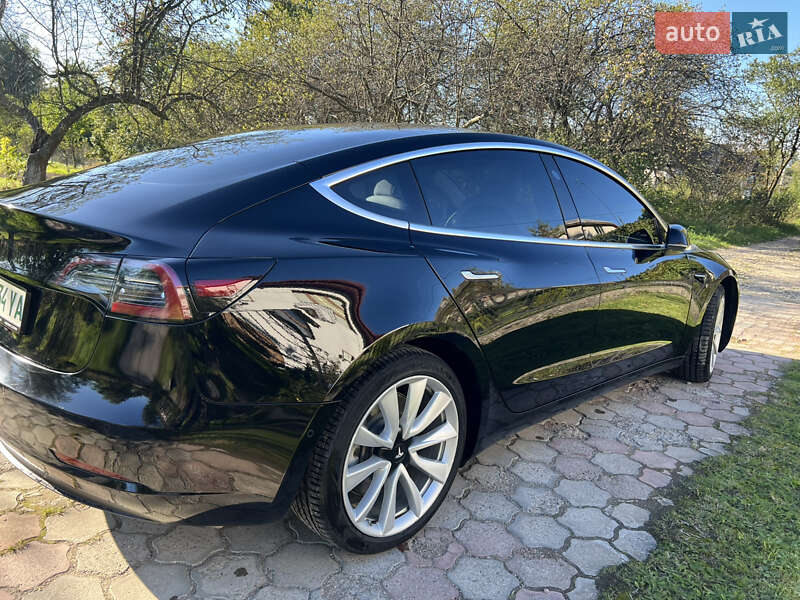 Седан Tesla Model 3 2018 в Долині