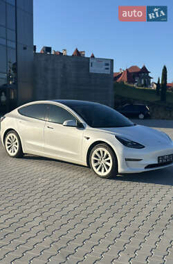 Седан Tesla Model 3 2021 в Черновцах