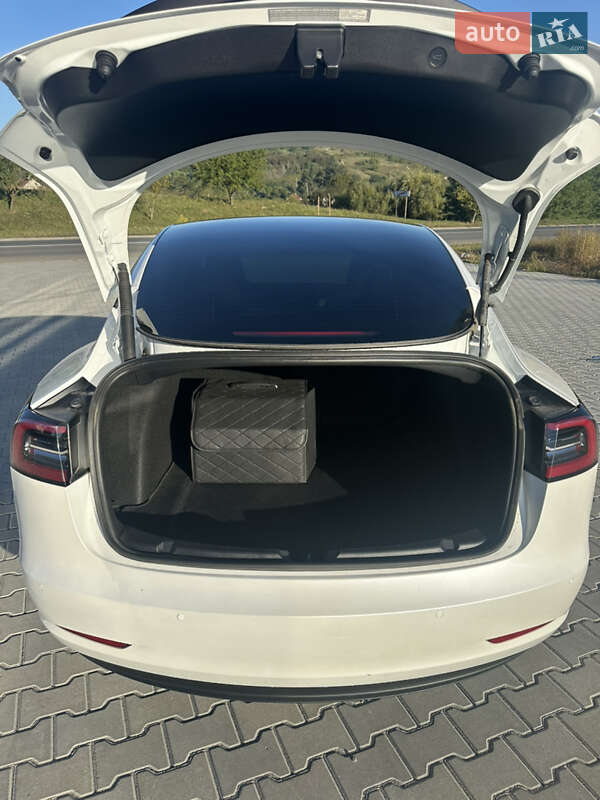 Седан Tesla Model 3 2021 в Черновцах