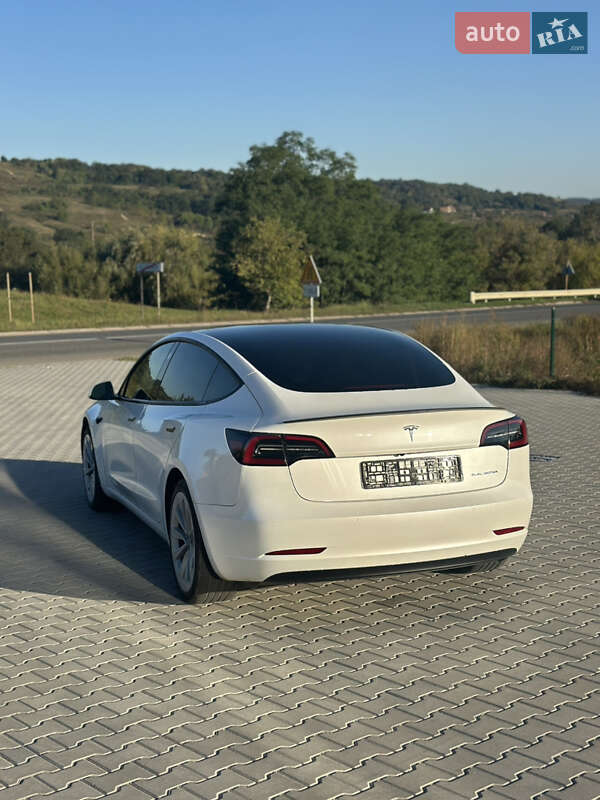 Седан Tesla Model 3 2021 в Черновцах