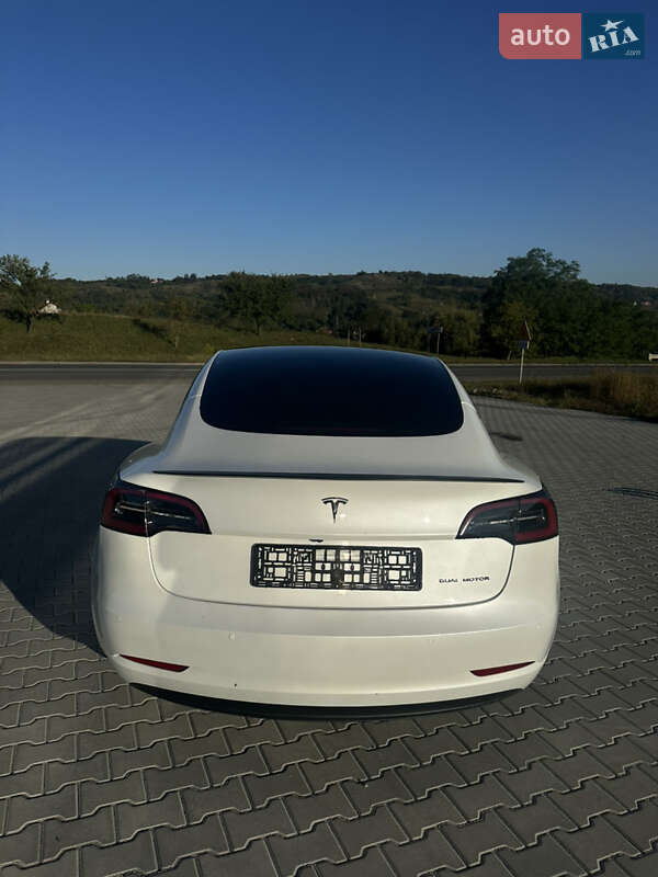 Седан Tesla Model 3 2021 в Черновцах