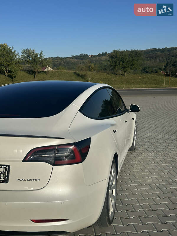 Седан Tesla Model 3 2021 в Черновцах