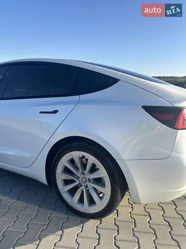 Седан Tesla Model 3 2021 в Черновцах
