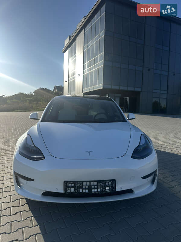 Седан Tesla Model 3 2021 в Черновцах