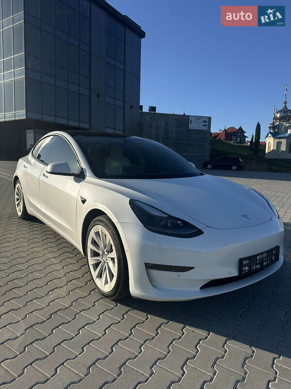 Седан Tesla Model 3 2021 в Черновцах