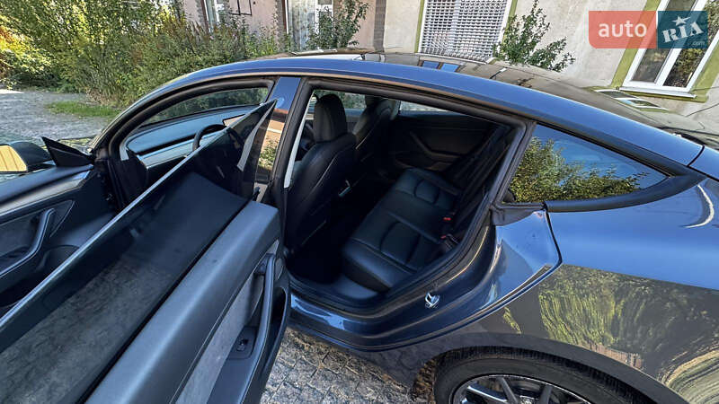 Седан Tesla Model 3 2022 в Чернівцях