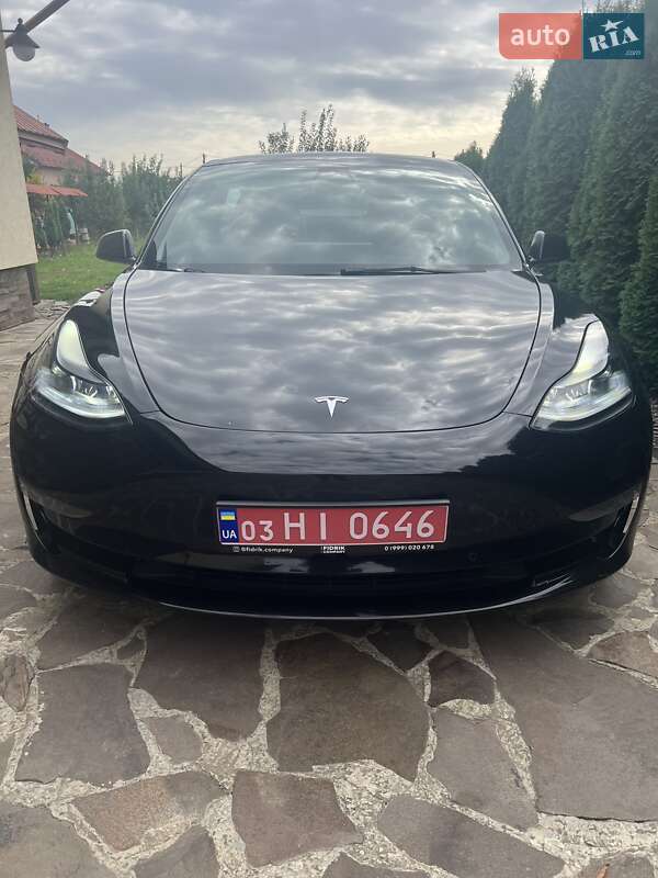 Седан Tesla Model 3 2022 в Ужгороде