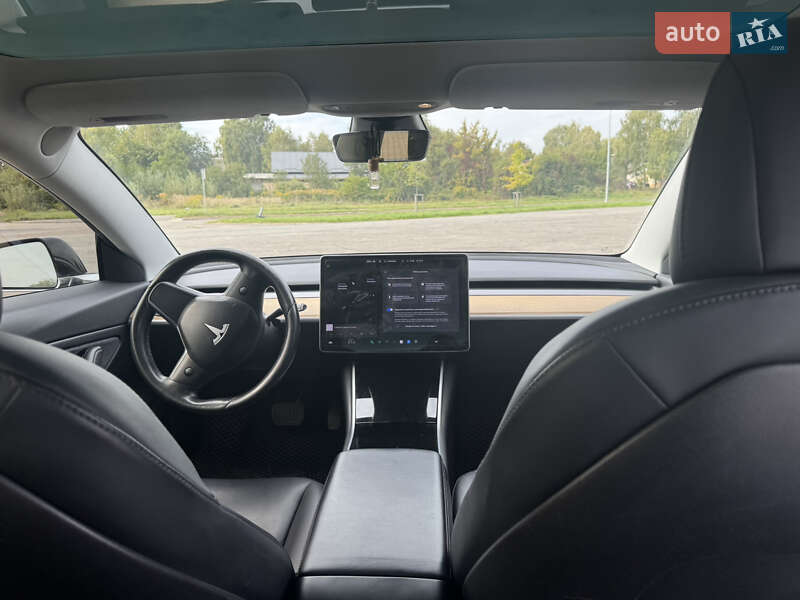 Седан Tesla Model 3 2018 в Львові