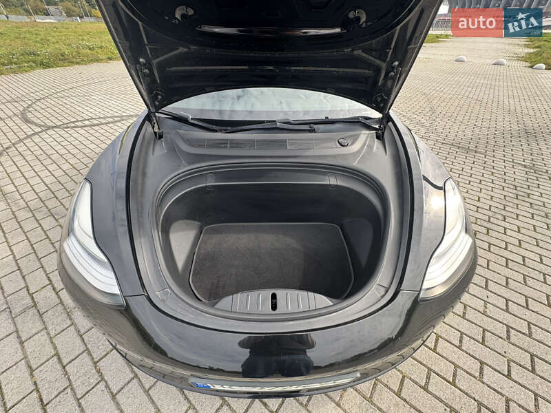 Седан Tesla Model 3 2018 в Львові
