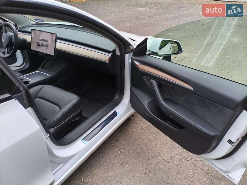 Седан Tesla Model 3 2023 в Теплику
