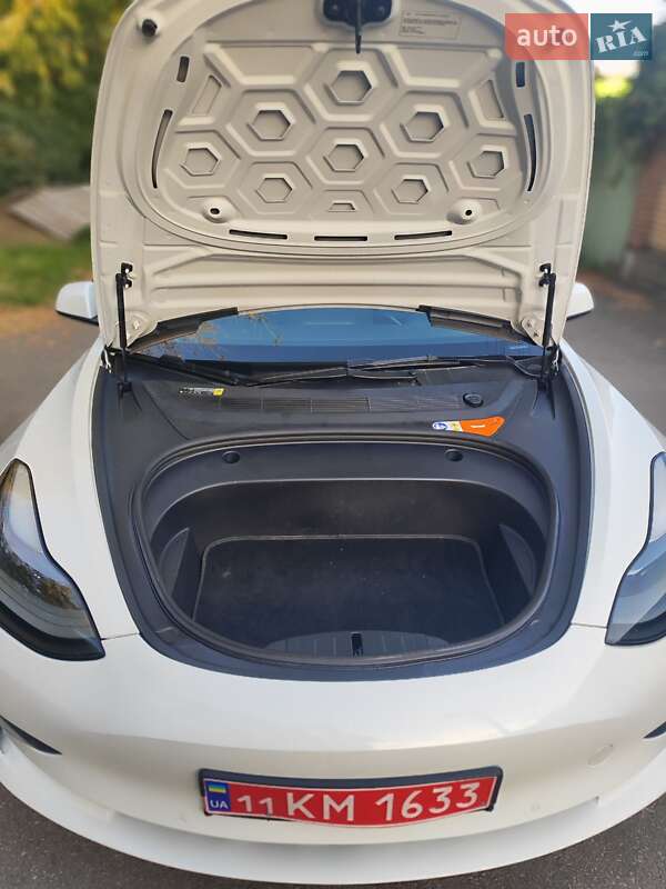 Седан Tesla Model 3 2021 в Киеве