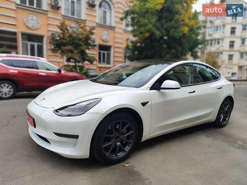 Седан Tesla Model 3 2021 в Киеве