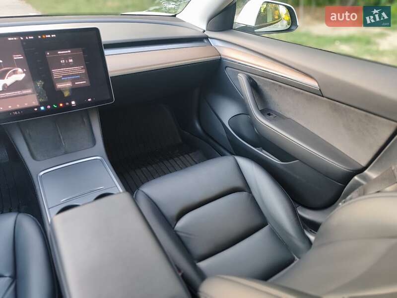 Седан Tesla Model 3 2021 в Киеве