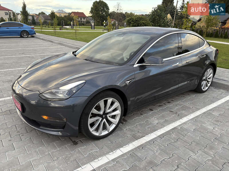 Седан Tesla Model 3 2018 в Львові