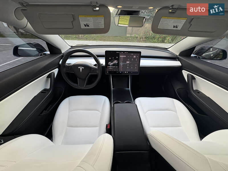 Седан Tesla Model 3 2018 в Львові