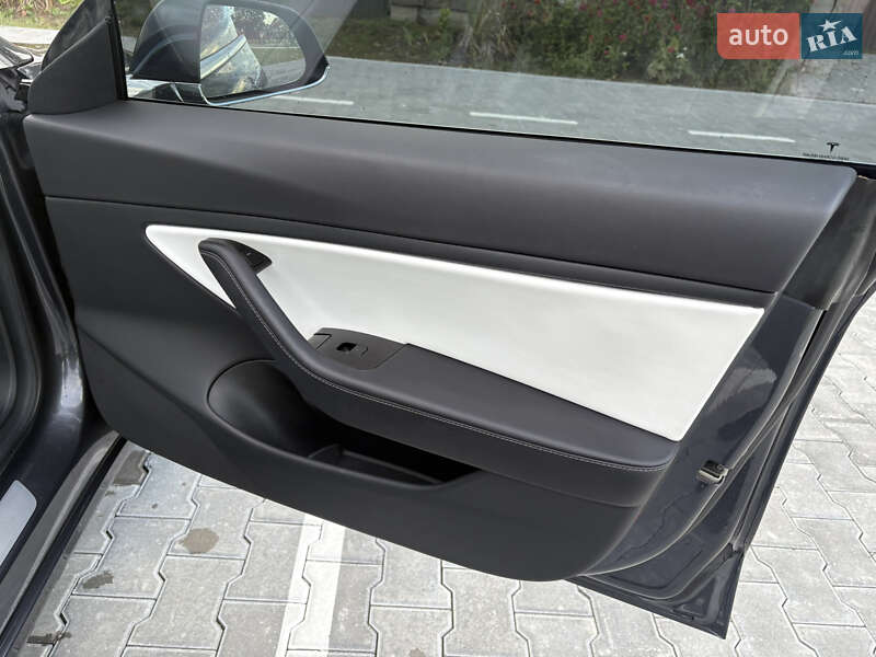 Седан Tesla Model 3 2018 в Львові