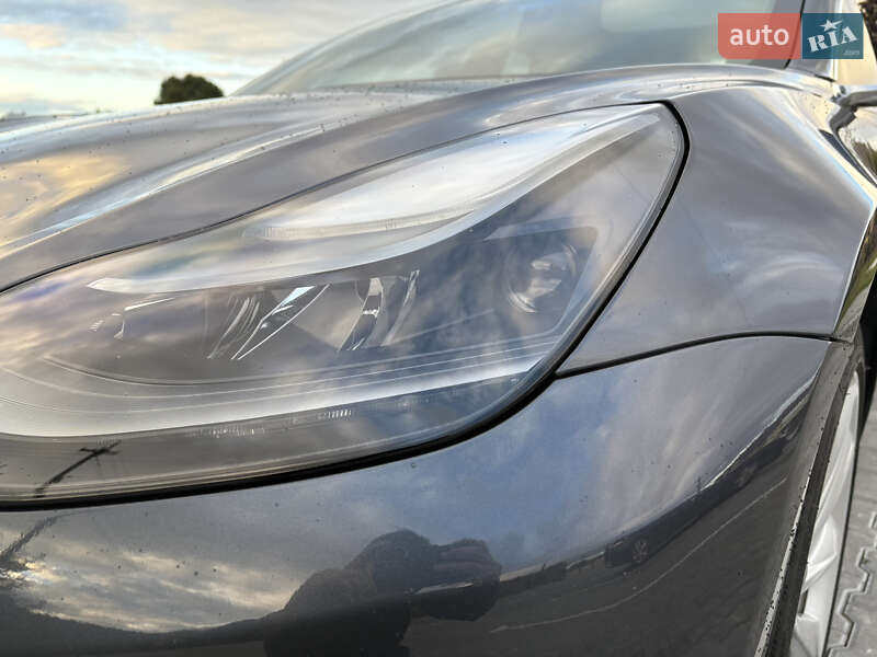 Седан Tesla Model 3 2018 в Львові