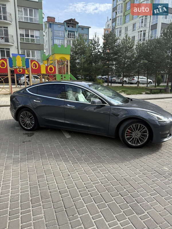 Седан Tesla Model 3 2018 в Івано-Франківську