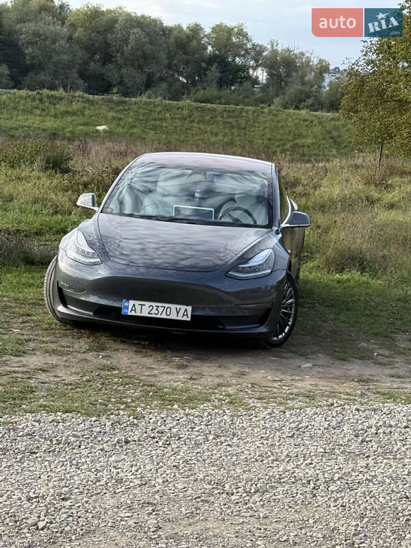 Седан Tesla Model 3 2018 в Івано-Франківську