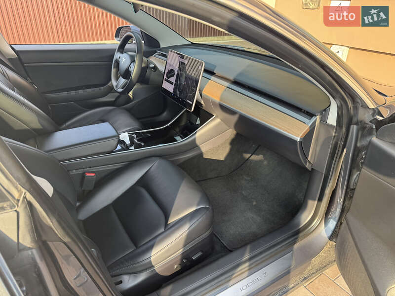 Седан Tesla Model 3 2020 в Львове