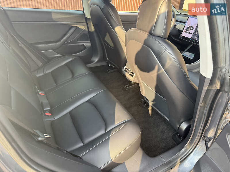 Седан Tesla Model 3 2020 в Львове