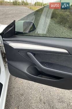 Седан Tesla Model 3 2021 в 