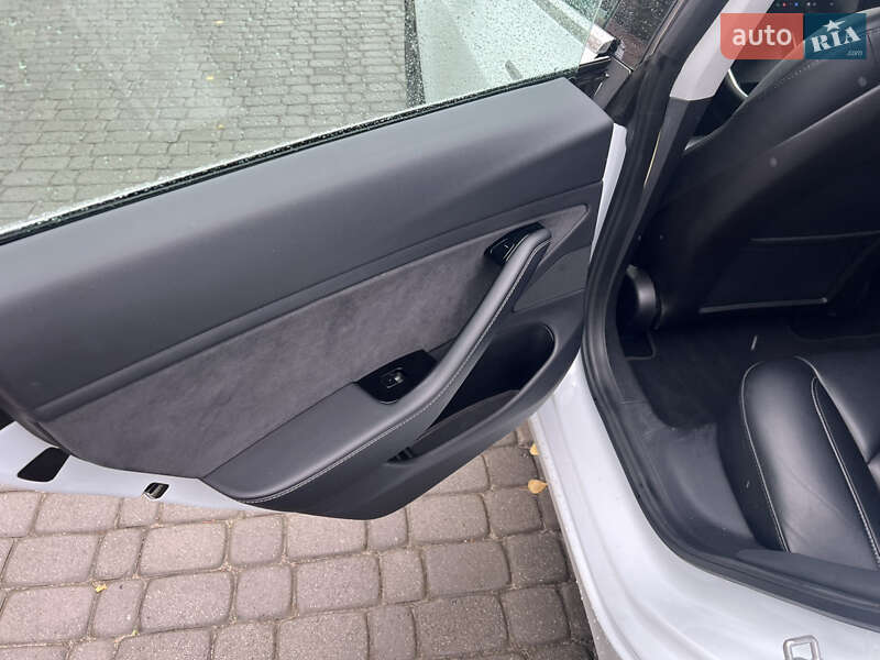 Седан Tesla Model 3 2019 в Киеве